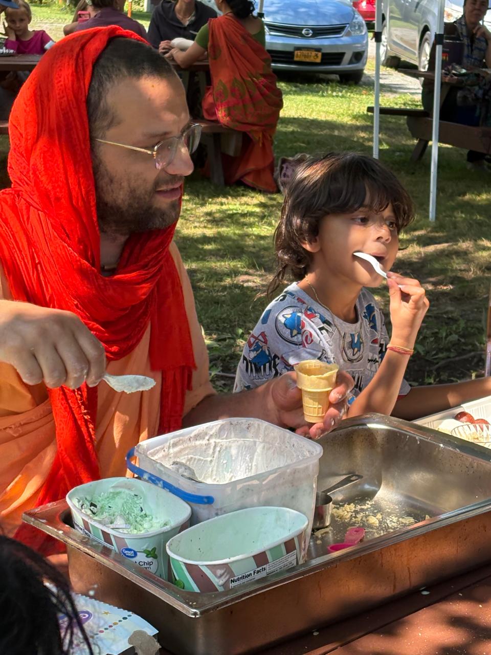 Mahārāja serving children